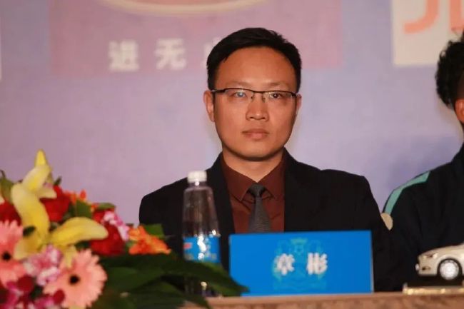 杰拉德饰演猎头专员Dane Jensen，他为家庭拼搏，常常忙到不成开交，即便过节也没法陪孩子。终究比及上司Ed Blackridge（威廉·达福饰演）颁布发表退休，Dane有看击败头号竞争敌手接收公司。但是就在这时候，他的十岁儿子却被诊断出得血癌。突如其来的坏动静乱了阵脚。要追逐胡想，仍是陪同家人？他不能不做出选择。